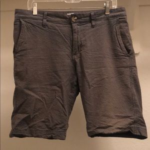 Gray men’s walking shorts. Size 32W.